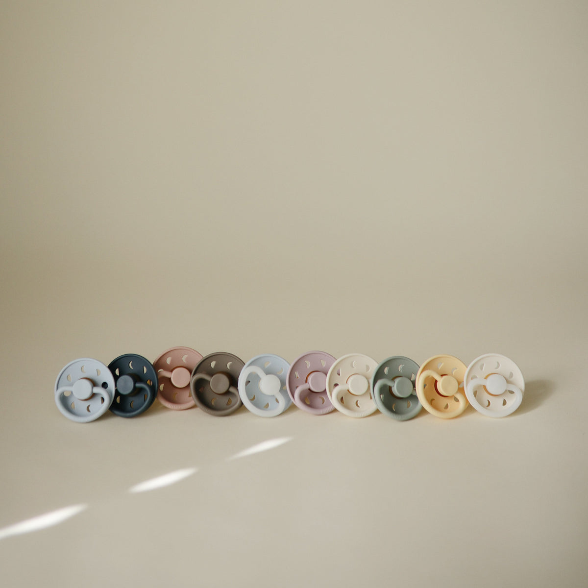 FRIGG Moon Natural Rubber Pacifier 2-Pack